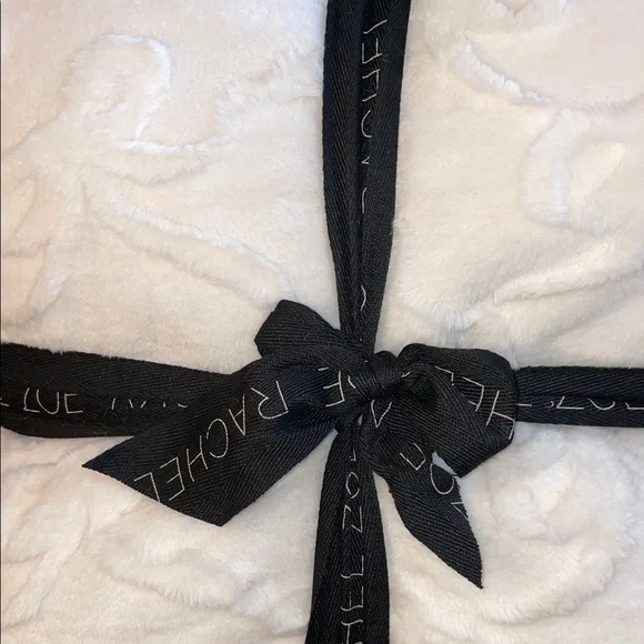 🎀Rachel Zoe Cream Plush Luxurious Faux Fur Pillow Duo with Bow Pattern 🎀 - Picture 7 of 16